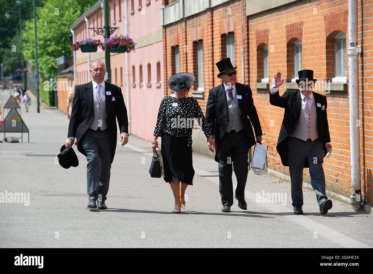 Ascot, Berkshire, Royaume-Uni. 16 juin 2021. Racegoers arrivant le deuxième jour de Royal Ascot alors que la canicule continue. En raison des restrictions actuelles de Covid-19, les pilotes doivent fournir la preuve d'un test négatif de Covid-19 avant d'être autorisés à accéder à l'hippodrome d'Ascot. Crédit : Maureen McLean/Alay Banque D'Images