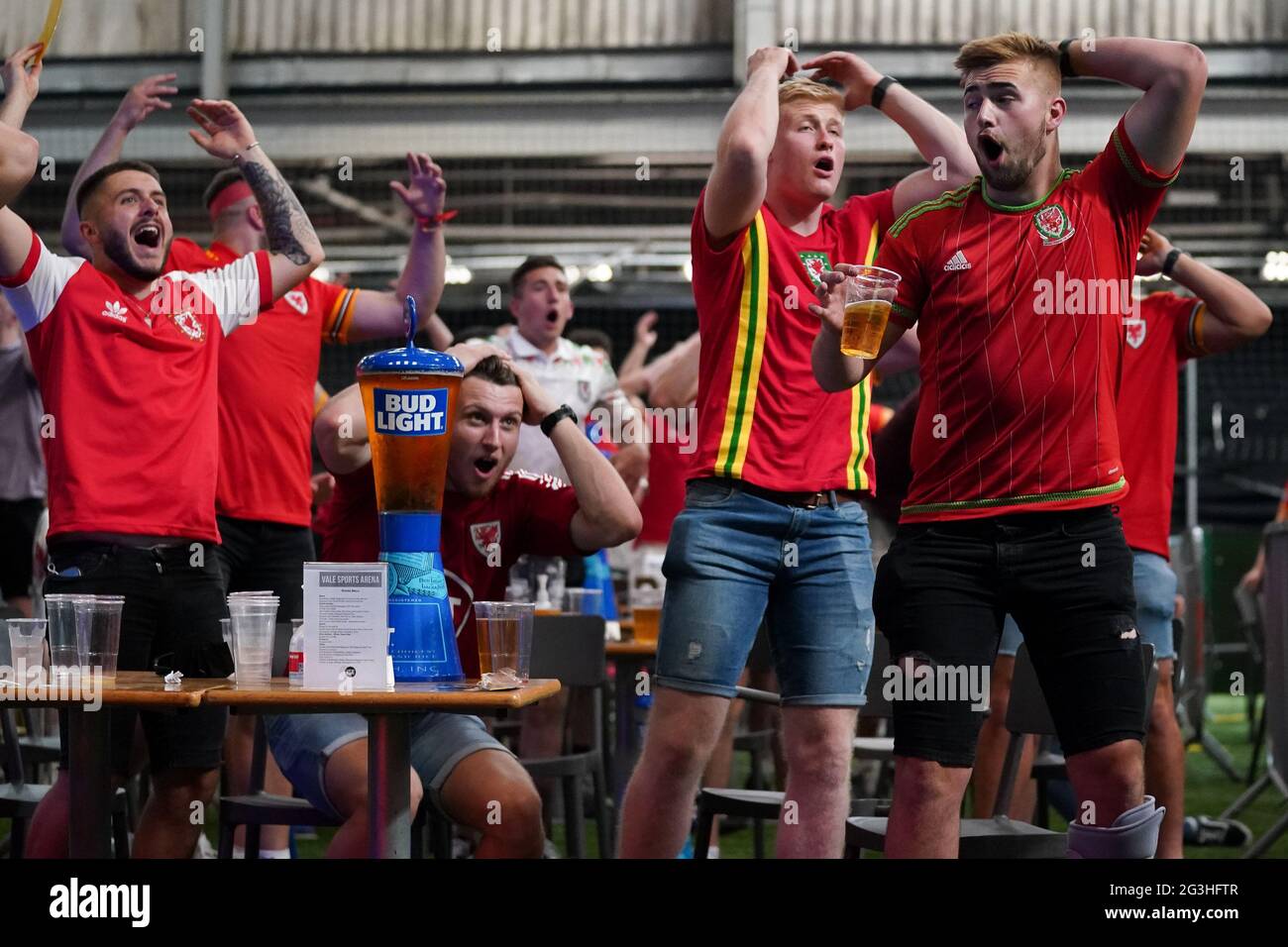 Les fans du pays de Galles réagissent en regardant le match de l'UEFA Euro 2020 Group A entre la Turquie et le pays de Galles à la Vale Sport Arena de Cardiff. Date de la photo: Mercredi 16 juin 2021. Banque D'Images