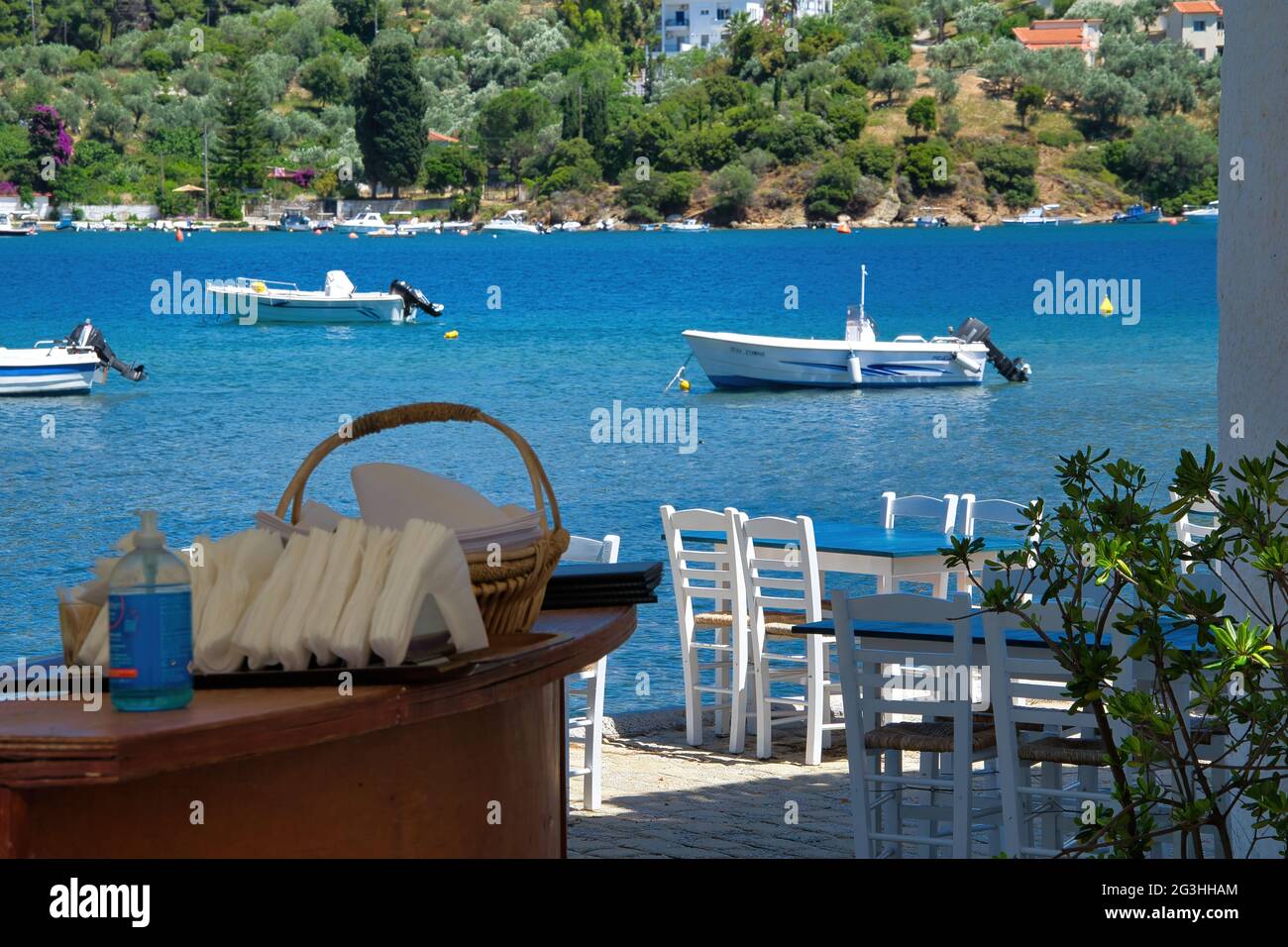 Île de Skiathos, Grèce, restaurant en bord de mer avec toutes les précautions pour le coronavirus Banque D'Images