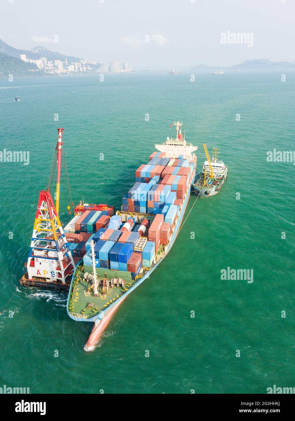 Hong Kong, Chine, 6 avril 2019, UN navire à conteneurs charge des conteneurs en mer à Hong Kong. Banque D'Images