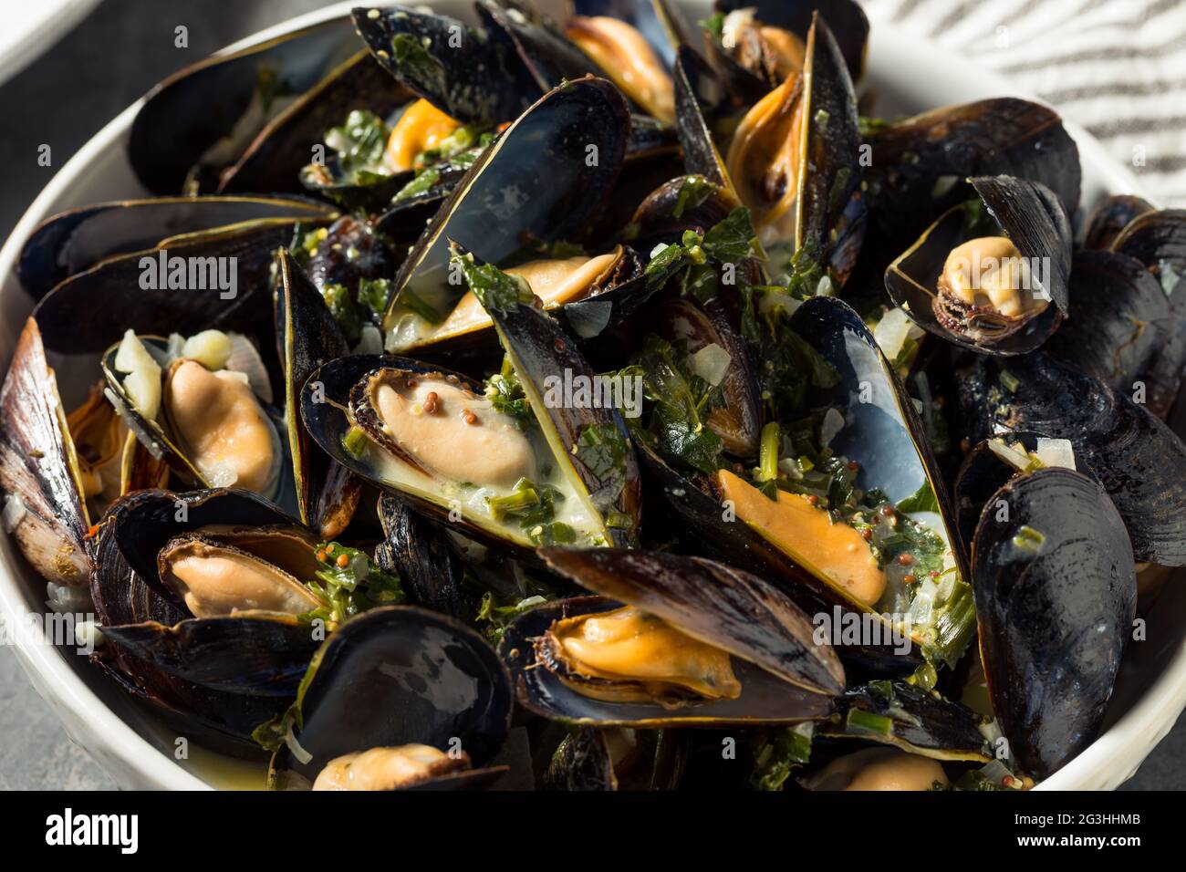 Moules faites maison Frites moules et frites avec une sauce au vin blanc Banque D'Images