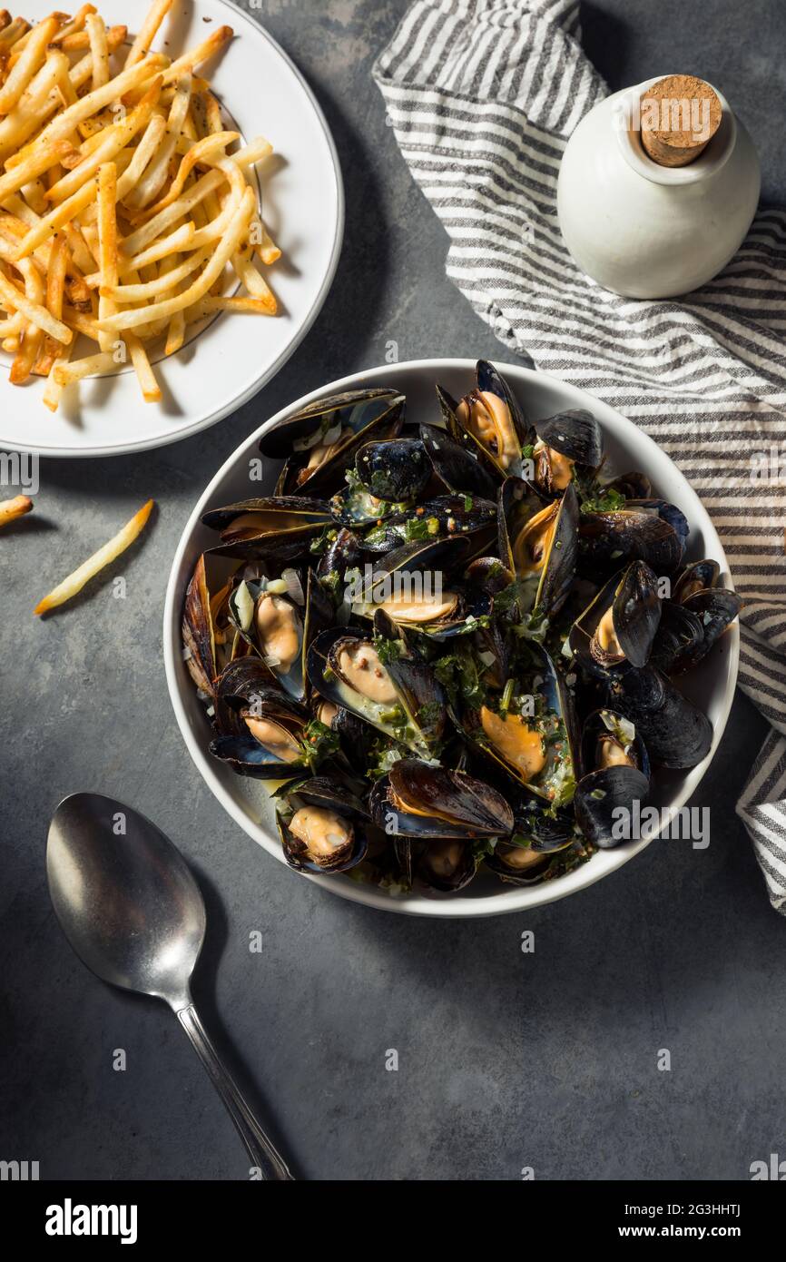 Moules faites maison Frites moules et frites avec une sauce au vin blanc Banque D'Images