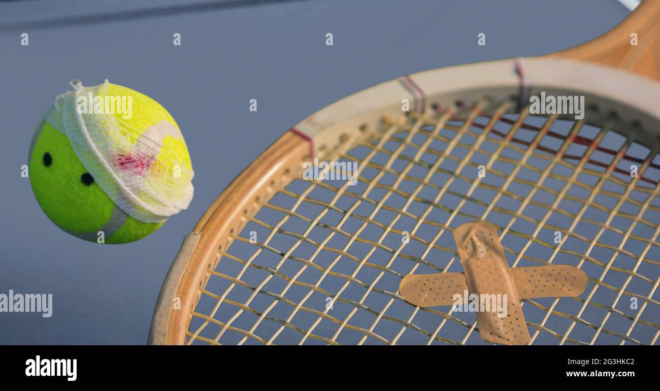 Composition d'une balle de tennis et d'une raquette avec plâtre sur le  court de tennis Photo Stock - Alamy