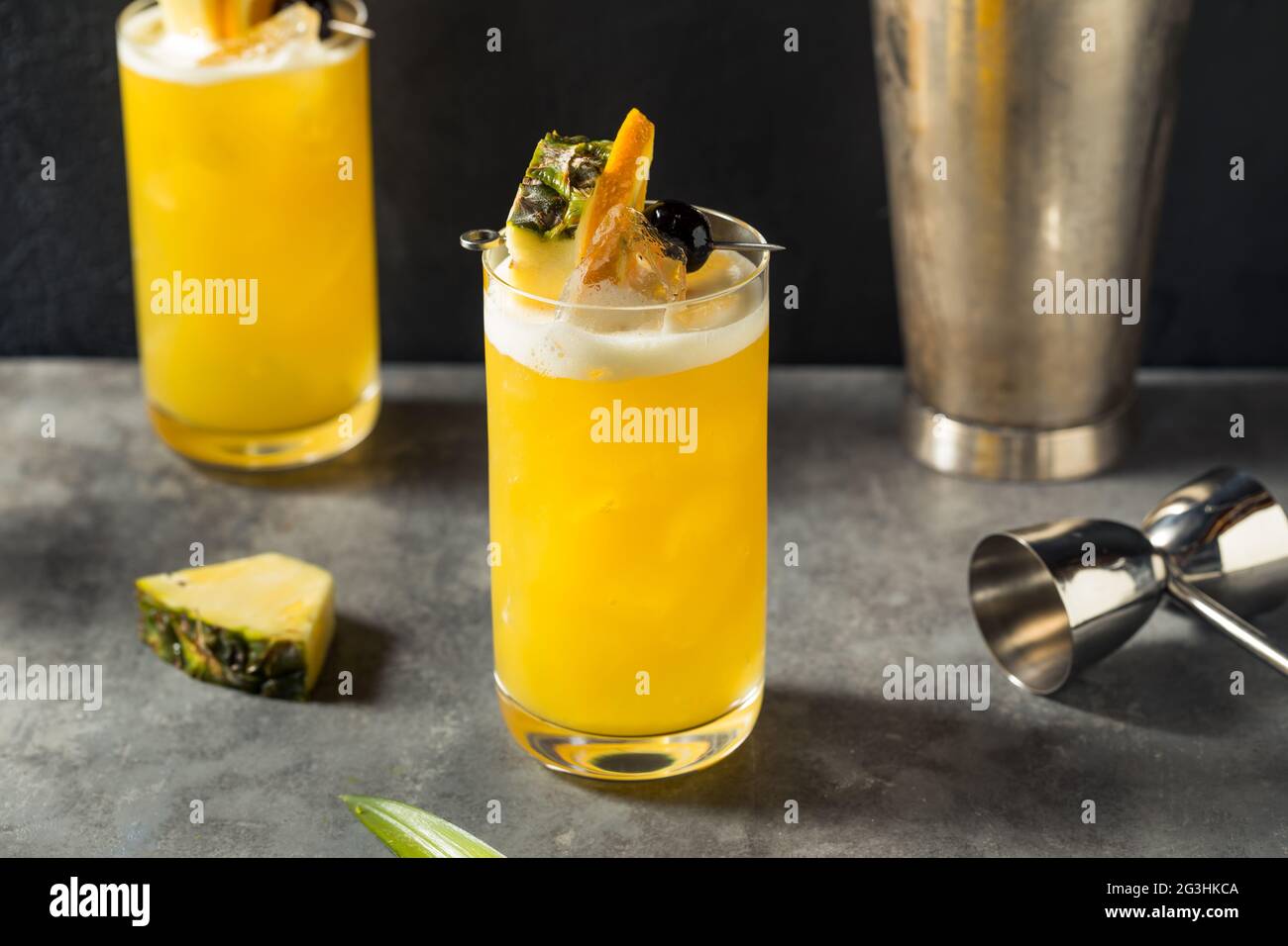 Cocktail d'oiseau jaune rafraîchissant avec rhum et ananas Banque D'Images