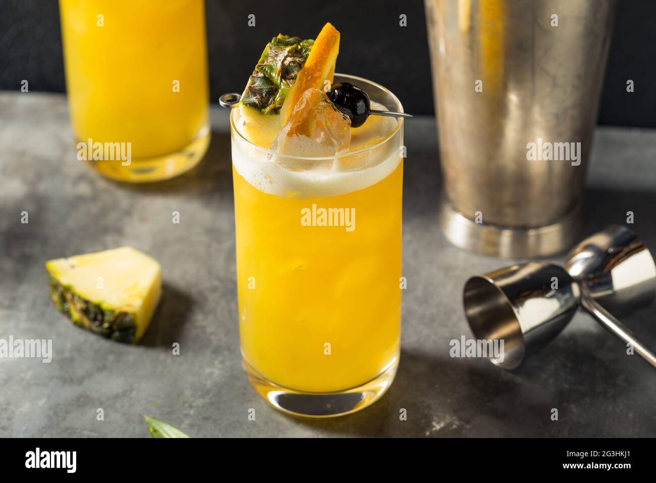 Cocktail d'oiseau jaune rafraîchissant avec rhum et ananas Banque D'Images