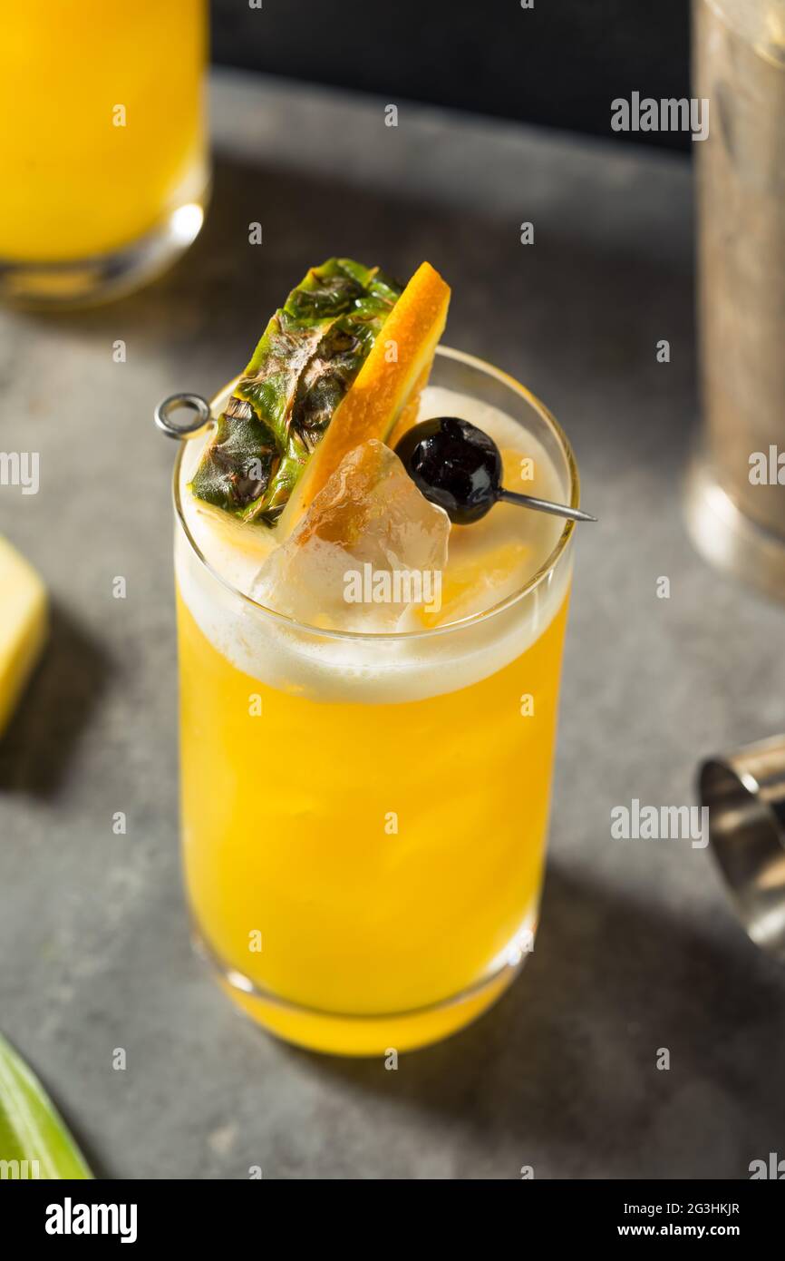 Cocktail d'oiseau jaune rafraîchissant avec rhum et ananas Banque D'Images