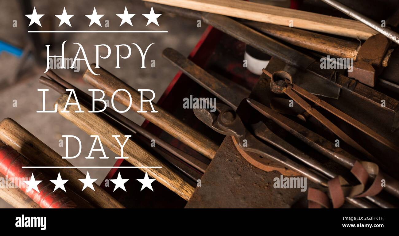 Bon texte de la fête du travail et étoiles contre de multiples outils sur fond de bois Banque D'Images