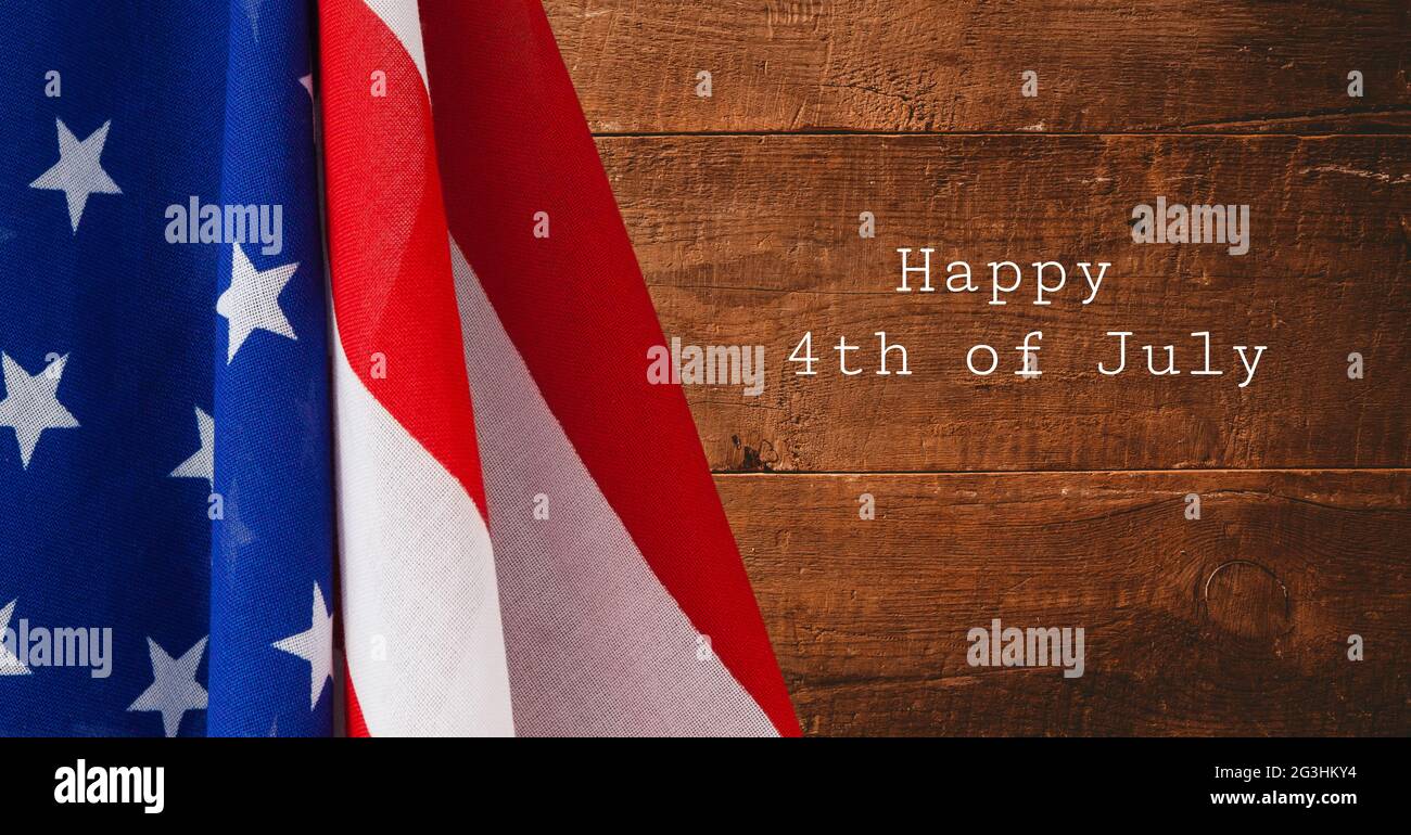 Texte du jour de l'indépendance heureux et drapeau américain sur fond de bois Banque D'Images