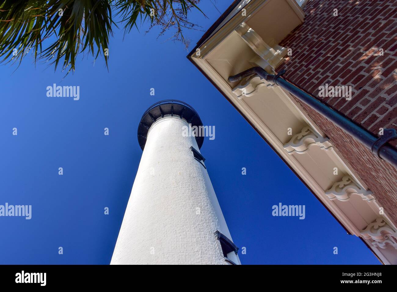 Le phare et le musée de l'île Saint-Simons est une attraction touristique majeure et un charmant favori parmi les habitants des îles d'Or. Banque D'Images