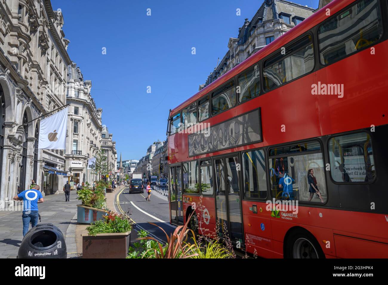 Planteurs d'arbustes à Regent Street sous un ciel bleu, 16 juin 2021, Londres, Royaume-Uni Banque D'Images