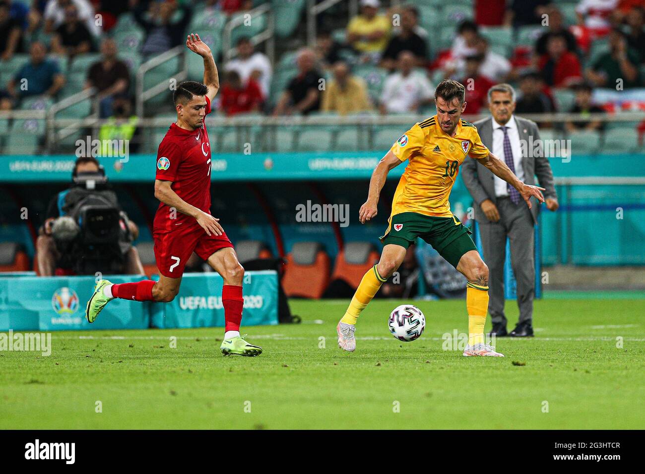 BAKOU, AZERBAÏDJAN - JUIN 16 : Aaron Ramsey du pays de Galles lutte pour le bal avec Cengiz Under de Turquie lors du championnat de l'UEFA Euro 2020 un match entre la Turquie et le pays de Galles au stade olympique de Bakou le 16 juin 2021 à Bakou, Azerbaïdjan. Banque D'Images