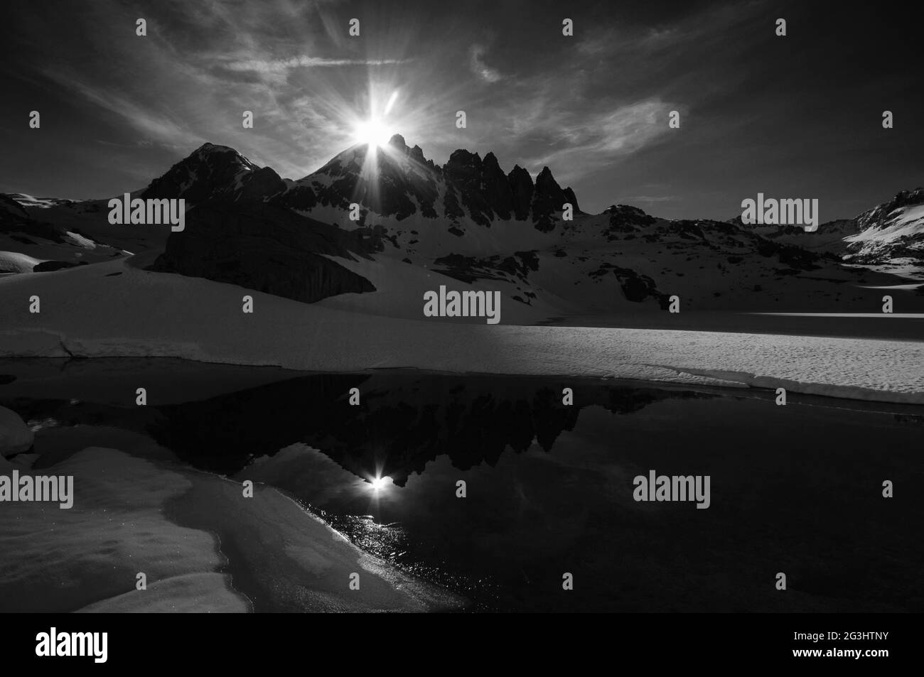 Première lumière sur les aiguilles de Travessani, vue depuis le lac Estany de Travessani au printemps (Parc National d'Aigüestortes, Catalogne, Espagne, Pyrénées) Banque D'Images