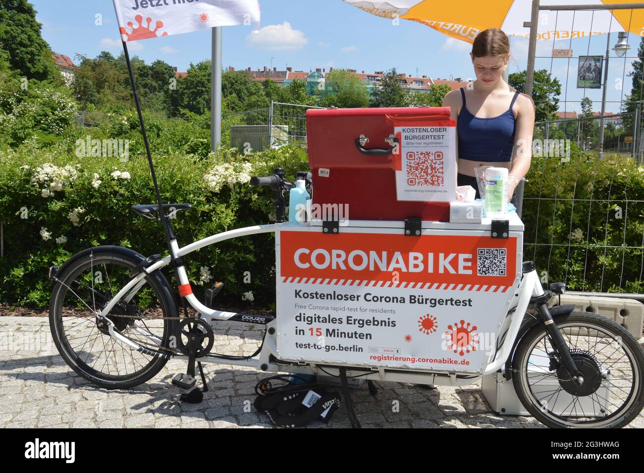 Corona vélo d'essai rapide devant le campus EUREF à Berlin, Allemagne - juin 2021 Banque D'Images Corona vélo d'essai rapide devant le campus EUREF à Berlin, Allemagne - juin 2021 Banque D'Images