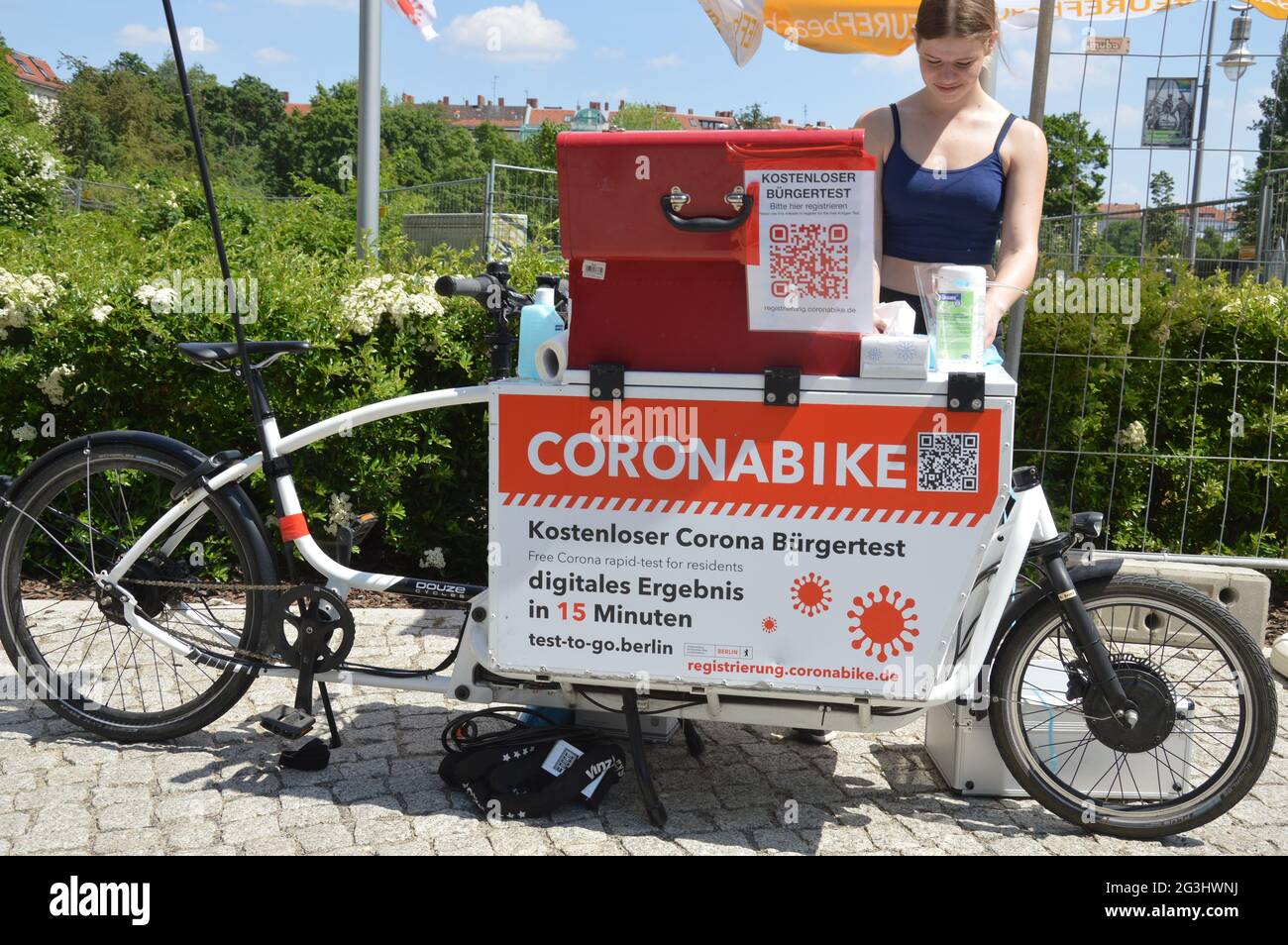 Corona vélo d'essai rapide devant le campus EUREF à Berlin, Allemagne - juin 2021 Banque D'Images Corona vélo d'essai rapide devant le campus EUREF à Berlin, Allemagne - juin 2021 Banque D'Images