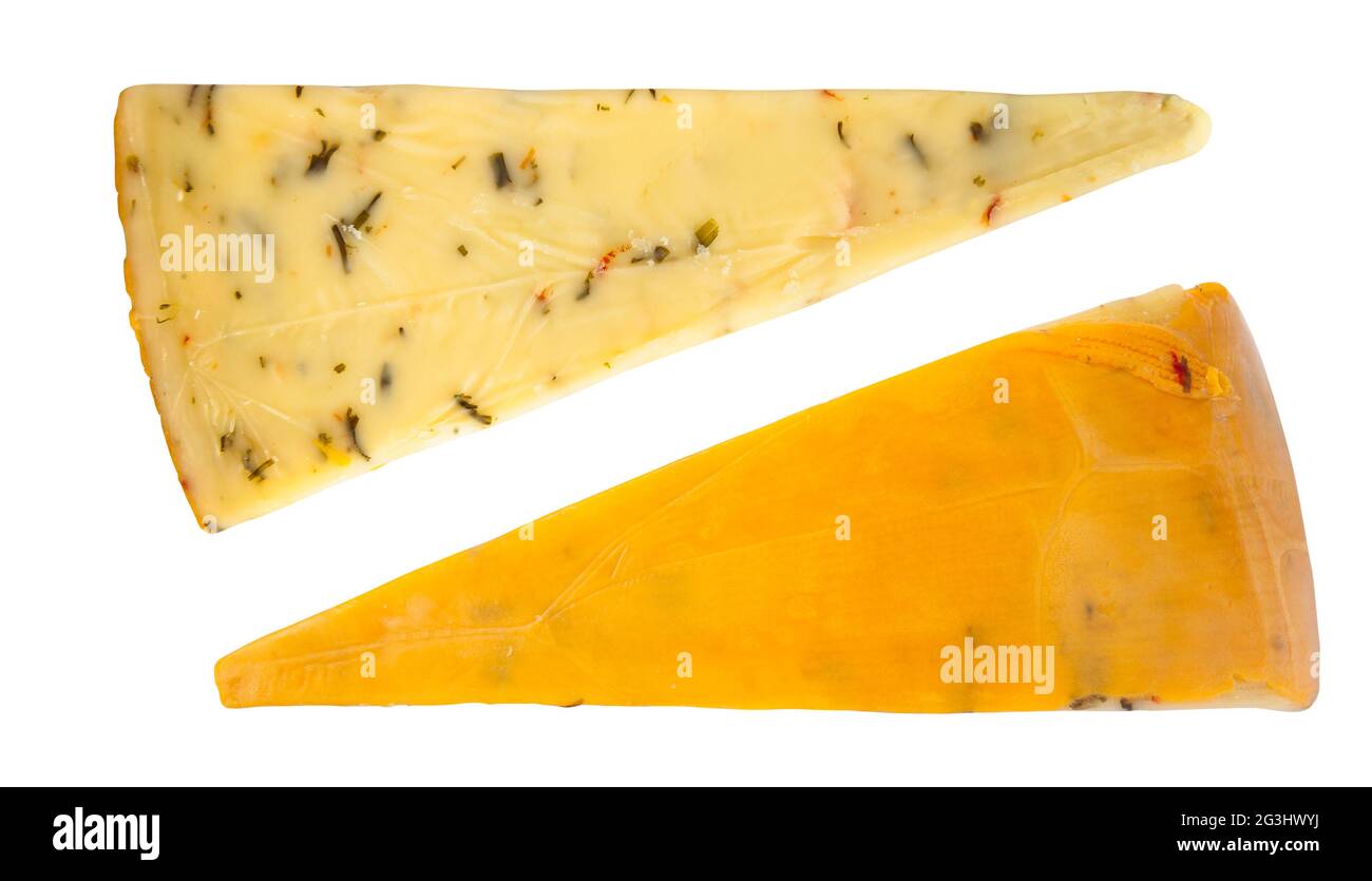 fromage gouda aux herbes. tranché et isolé sur fond blanc Banque D'Images