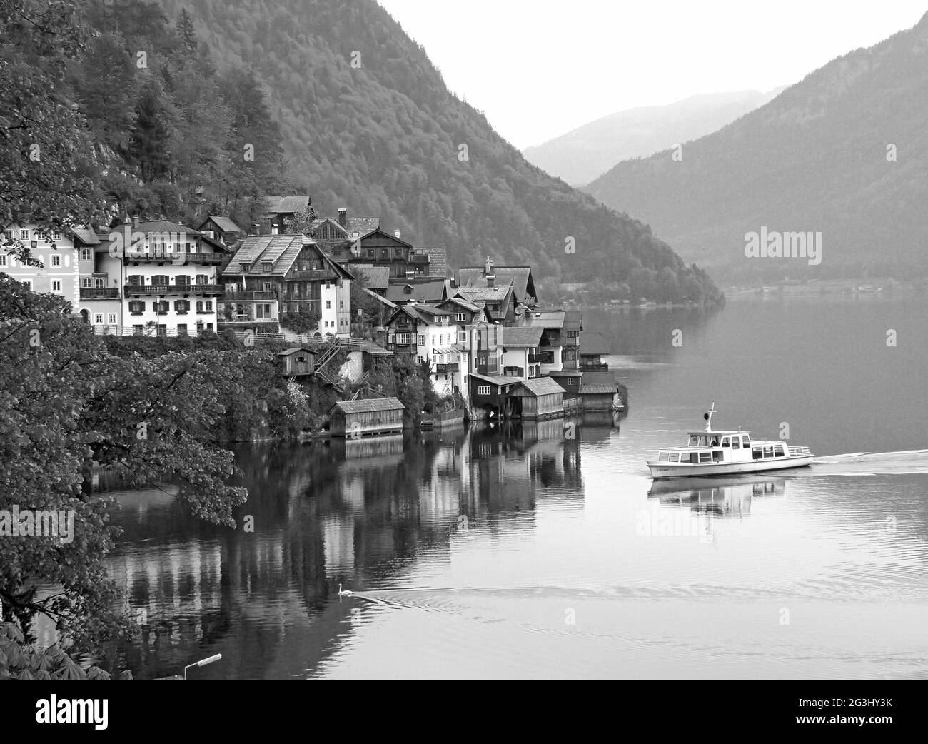 Image monochrome du fantastique village du lac de Hallstatt, site classé au patrimoine mondial de l'UNESCO dans la région de Salzkammergut, Autriche Banque D'Images