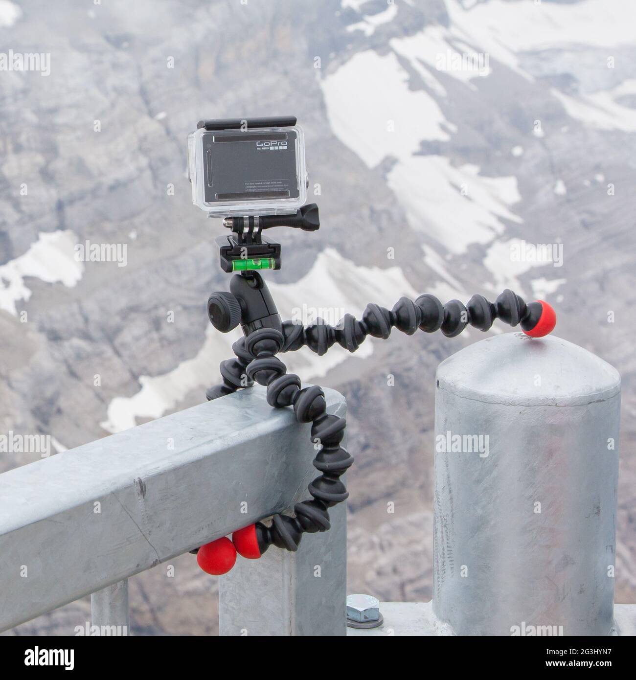 LES DIABLERETS, SUISSE - Le 22 juillet 2015 : Gros plan du héros 4 GoPro caméra sur trépied GorillaPod en action, en mouvement rapide tournage Banque D'Images