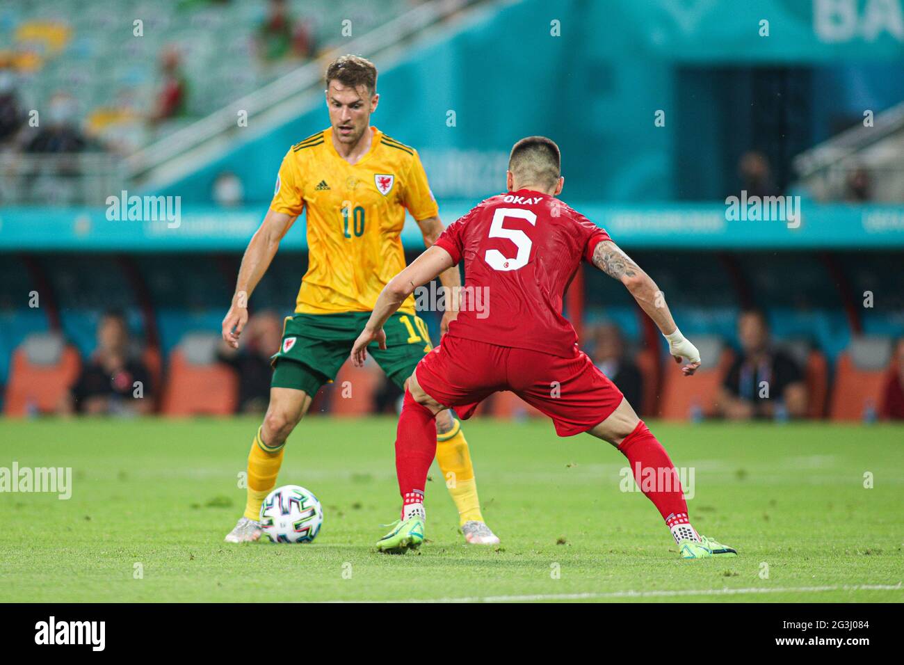 BAKOU, AZERBAÏDJAN - JUIN 16 : Aaron Ramsey, du pays de Galles, contrôle le ballon lors du championnat de l'UEFA Euro 2020 Group UN match entre la Turquie et le pays de Galles au stade olympique de Bakou le 16 juin 2021 à Bakou, Azerbaïdjan. Banque D'Images