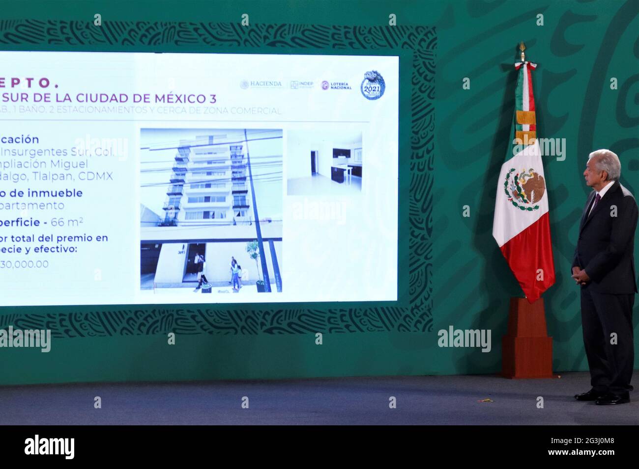 MEXICO, MEXIQUE - JUIN 16: Le Président du Mexique, Andres Manuel Lopez Obrador, se présente tout en répondant aux questions des médias lors de son exposé quotidien au Palais national le 16 juin 2021 à Mexico, Mexique. Banque D'Images