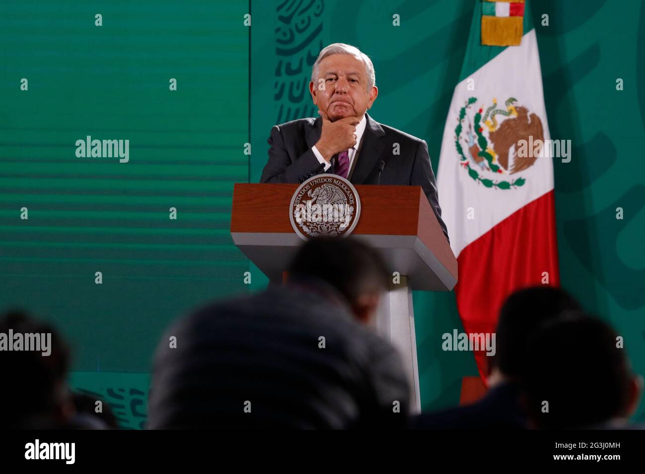 MEXICO, MEXIQUE - JUIN 16: Le Président du Mexique, Andres Manuel Lopez Obrador, se présente tout en répondant aux questions des médias lors de son exposé quotidien au Palais national le 16 juin 2021 à Mexico, Mexique. Banque D'Images
