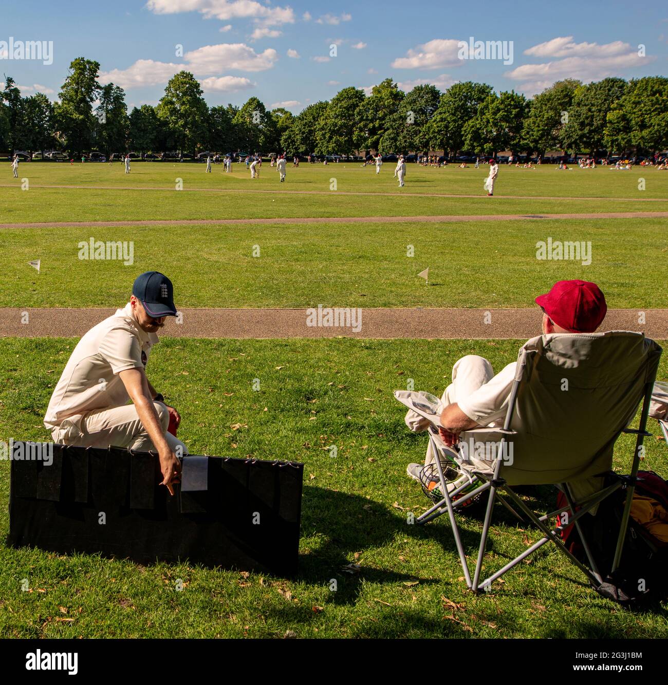 Match de cricket amateur sur Richmond Green, une aire de loisirs de Richmond, Surrey, Royaume-Uni; le marqueur change le tableau de bord Banque D'Images