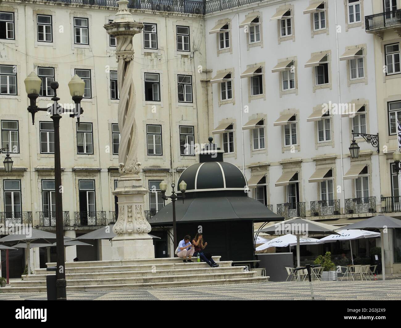 16 juin 2021, LISBOA, LISBOA PORTUGAL: (INT) Tourisme au Portugal. 16 juin 2021, Lisbonne, Portugal. Mouvement sur la place Municipio de Lisboa, qui comprend la présence du grand bâtiment Pelourinho et Pacos do Concelho, siège administratif de la ville, le mercredi 16. Credit: Edson de Souza/TheNews2 (Credit image: © Edson de Souza/TheNEWS2 via ZUMA Wire) Banque D'Images