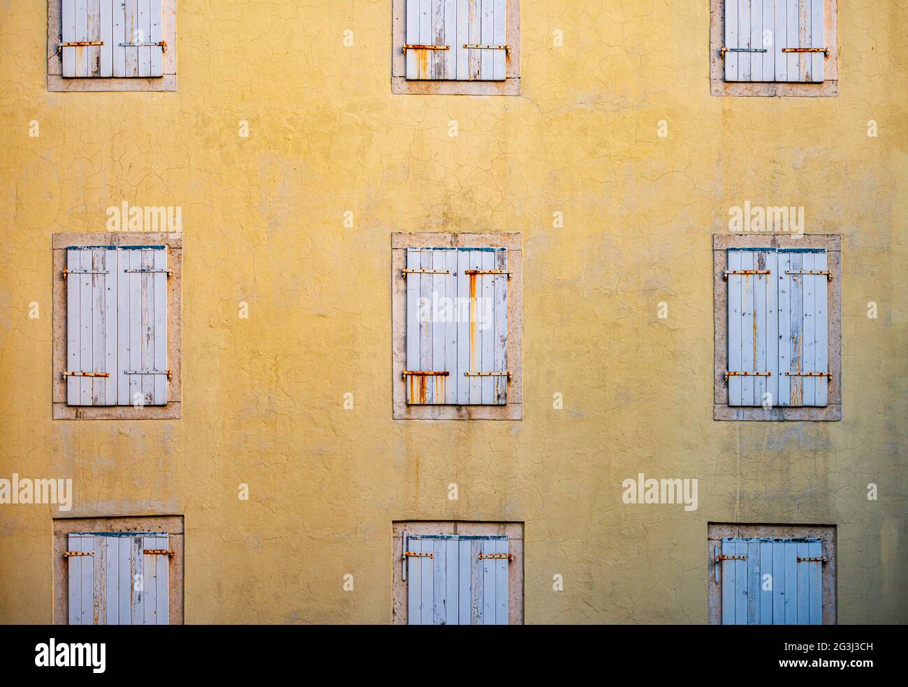 Fenêtre de l'ancien bâtiment au Monténégro, Europe. Architecture et détails de la ville. Banque D'Images