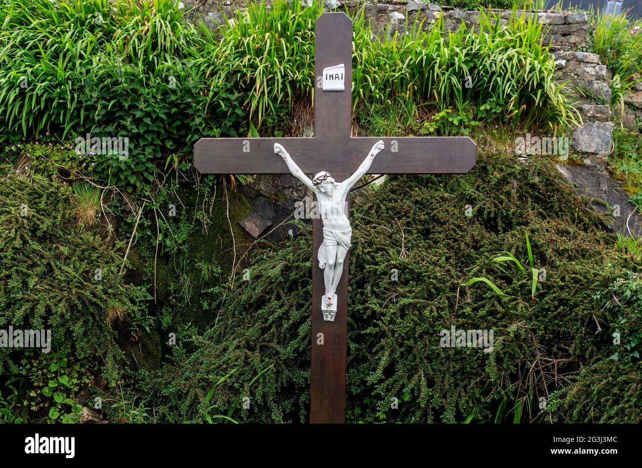 Un sanctuaire en bord de route dans le comté de Galway, en Irlande, représentant la crucifixion de Jésus-Christ. Banque D'Images