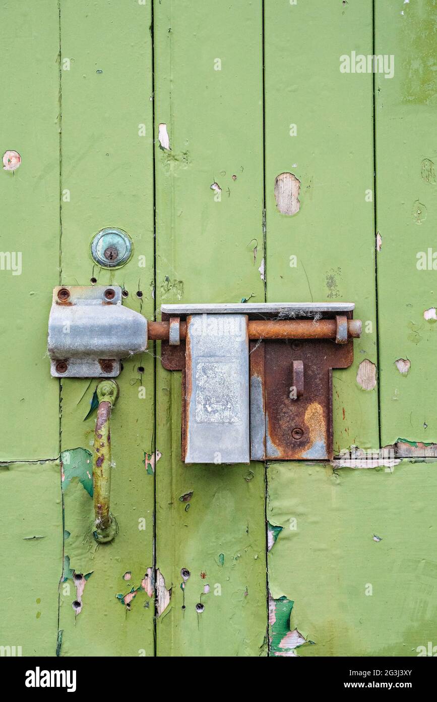 Gros plan des serrures et des boulons sur les portes de la sous-station électrique Banque D'Images