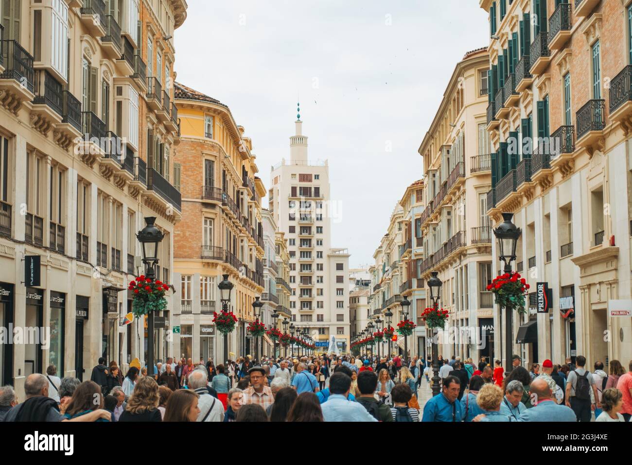 Les touristes se promènent dans la Calle marqués de Larios, un haut de gamme, un centre commercial piétonnier à Málaga, en Espagne, et la rue la plus chère de la ville Banque D'Images