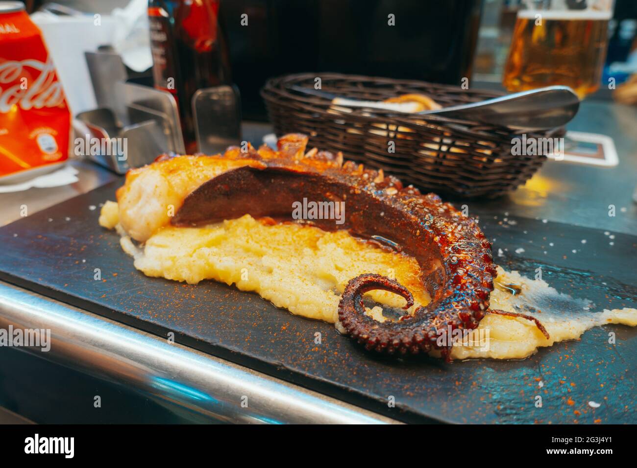 Un topus topicule frit servi au Mercado Central de Atarazanas, Málaga, Espagne Banque D'Images