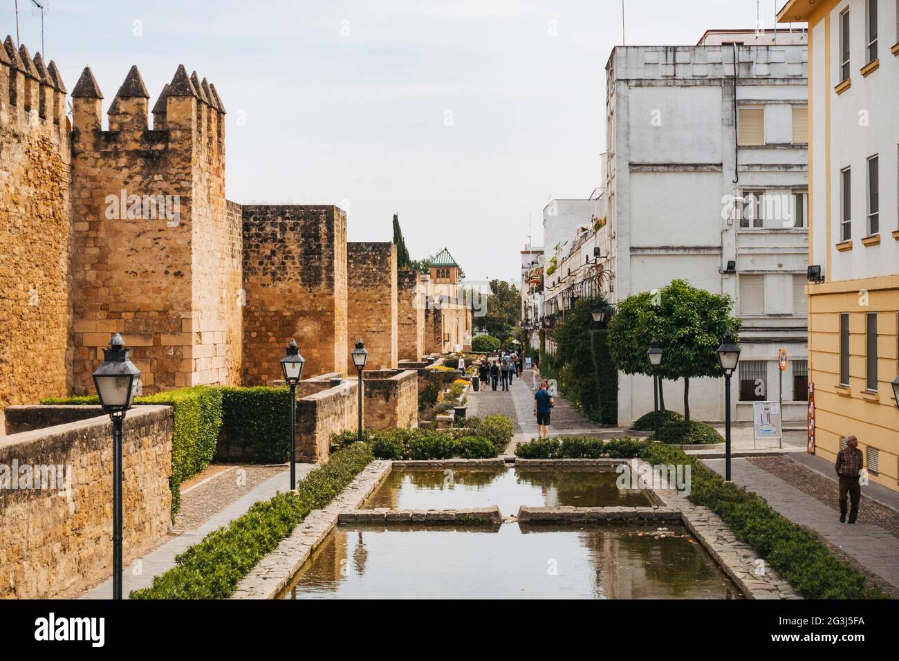 Vue sur les étangs et les murs de la vieille ville fortifiée de Calle Cairuan à Cordoue, Espagne. Banque D'Images