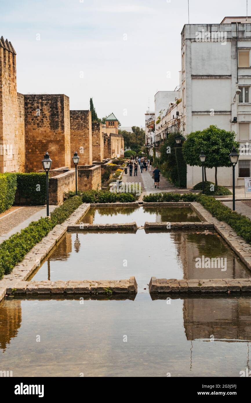 Vue sur les étangs et les murs de la vieille ville fortifiée de Calle Cairuan à Cordoue, Espagne. Banque D'Images