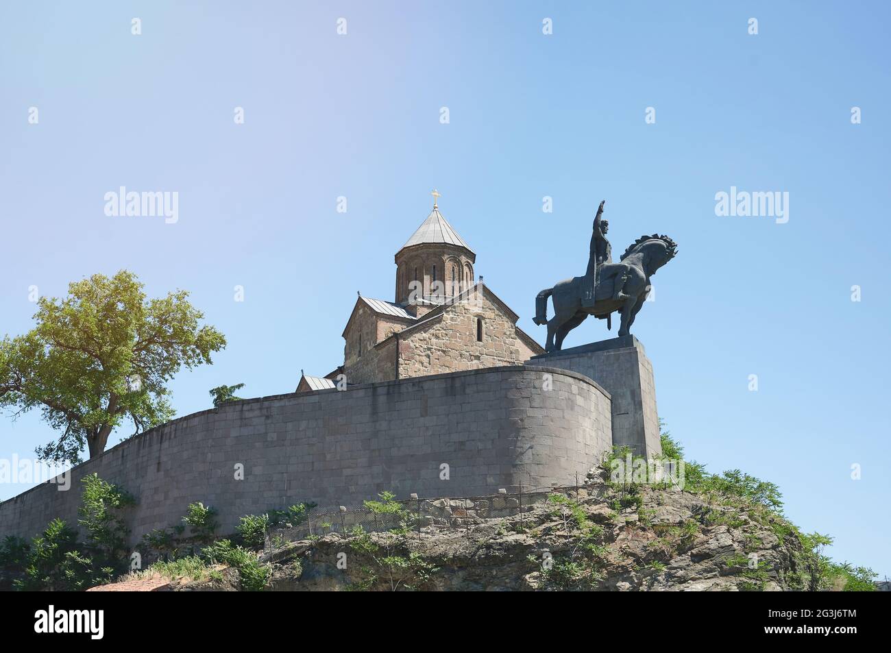 Église avec monument à Tbilissi sur fond bleu ciel Banque D'Images