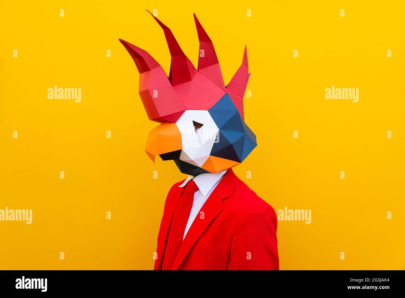 Cool homme portant 3d masque origami avec des vêtements colorés élégants - concept créatif pour la publicité, masque de tête d'animal faisant des choses drôles sur le dos coloré Banque D'Images
