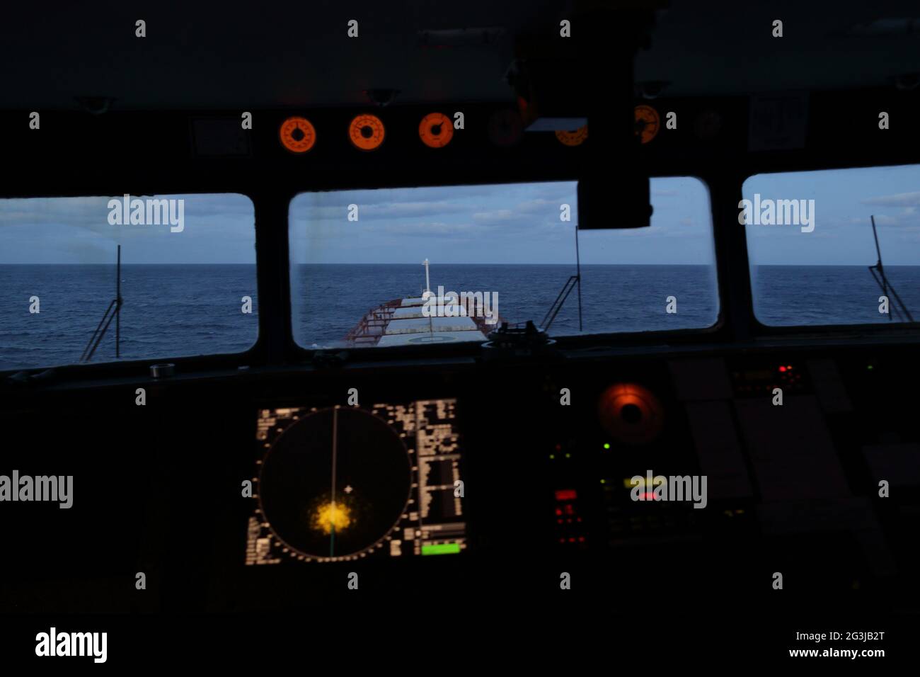 équipement de navigation électronique, voile par temps calme, jour nuageux,  vue du pont Photo Stock - Alamy