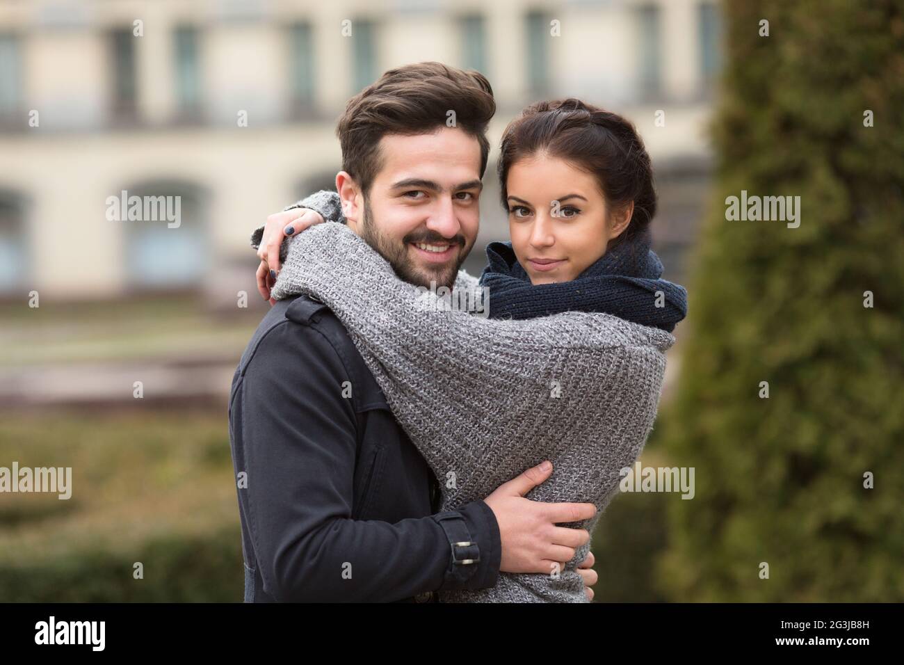 Heureux couple hugging in l'autumn park Banque D'Images