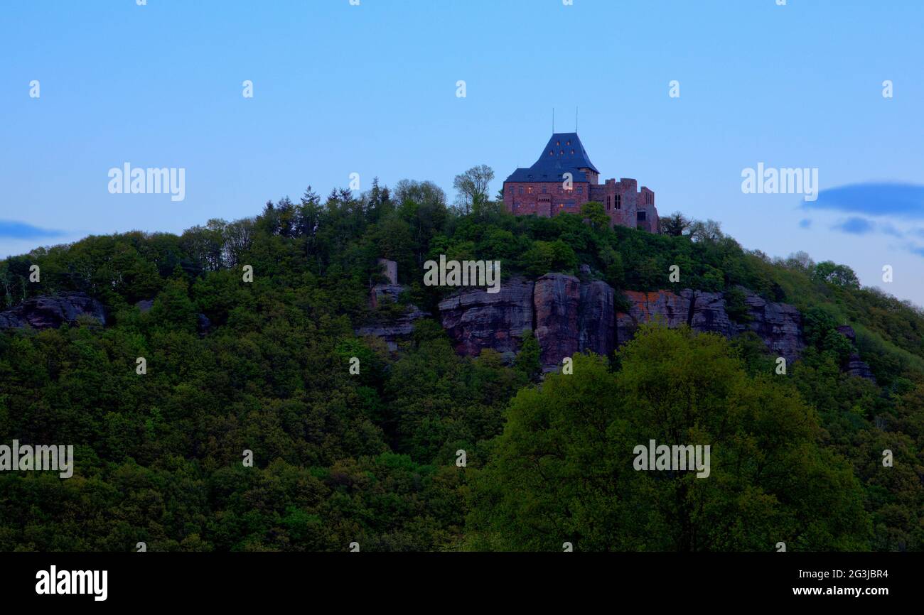 Château de Nideggen illuminé sur une montagne, Allemagne. Banque D'Images