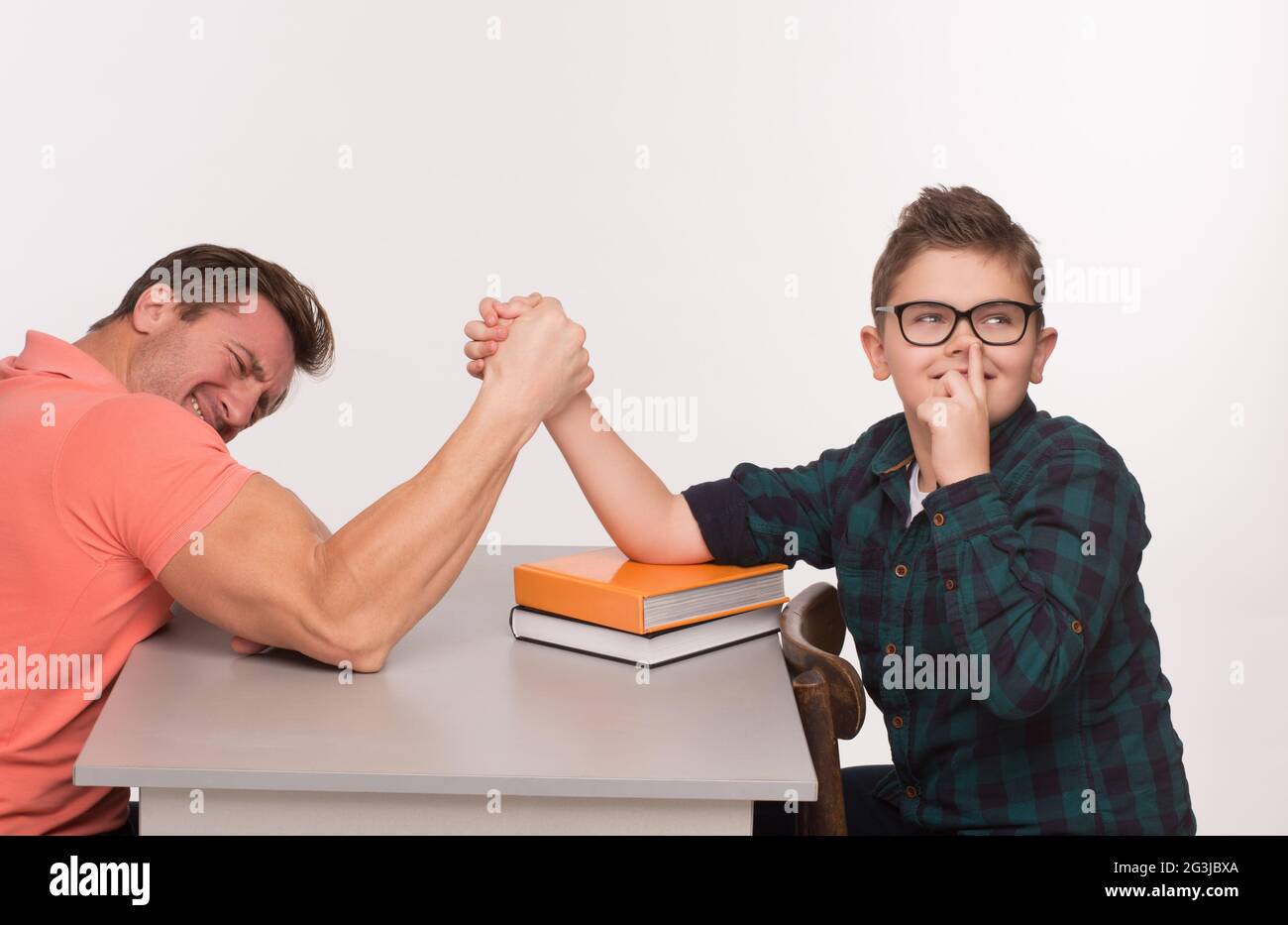 Jeune homme et son fils Arm wrestling Banque D'Images