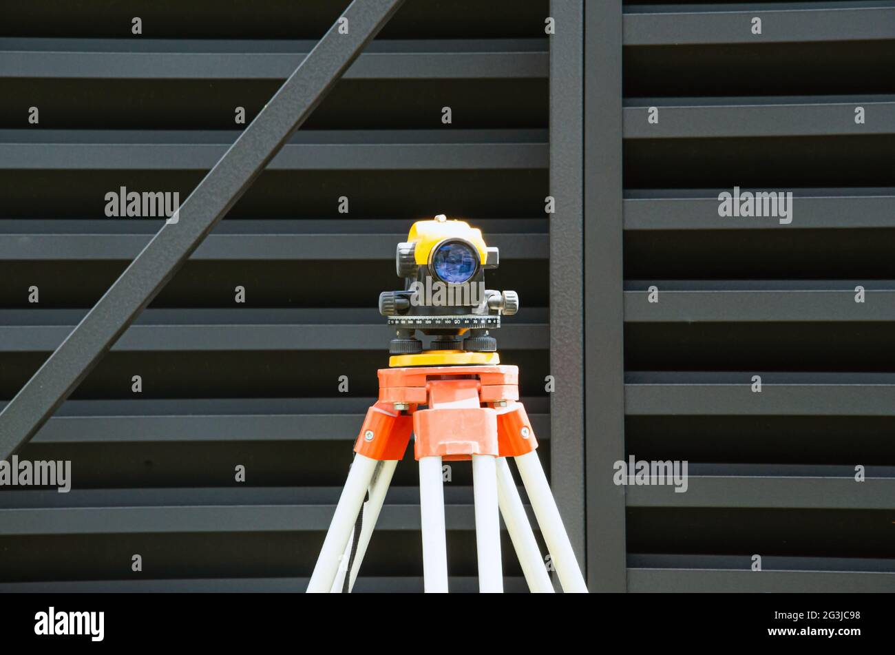 Arpentage du niveau de l'équipement de mesure transport sur trépied dans le bâtiment de construction Banque D'Images