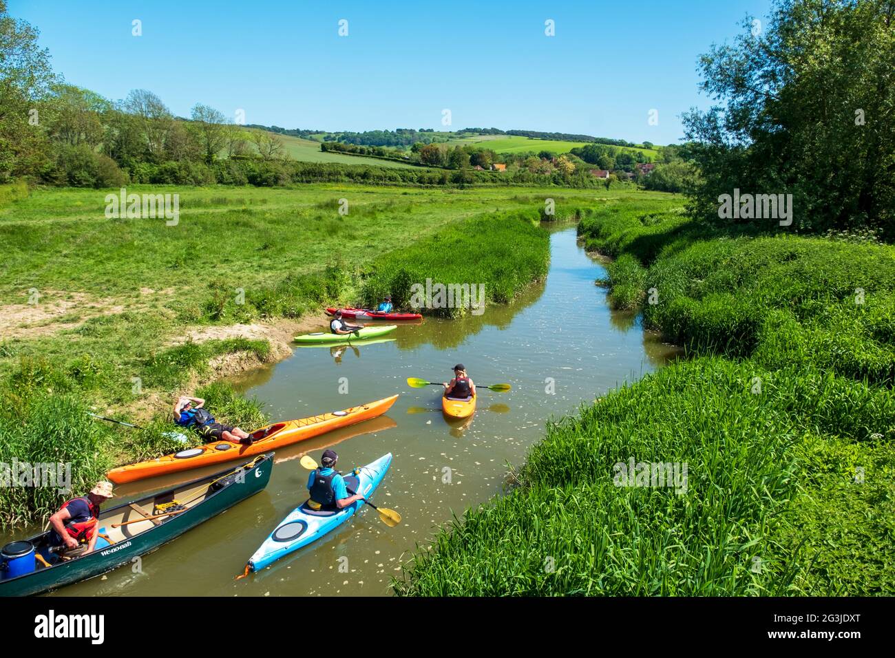 Canoéistes sur la rivière Cuckmere à Alfriston, East Sussex, Royaume-Uni Banque D'Images
