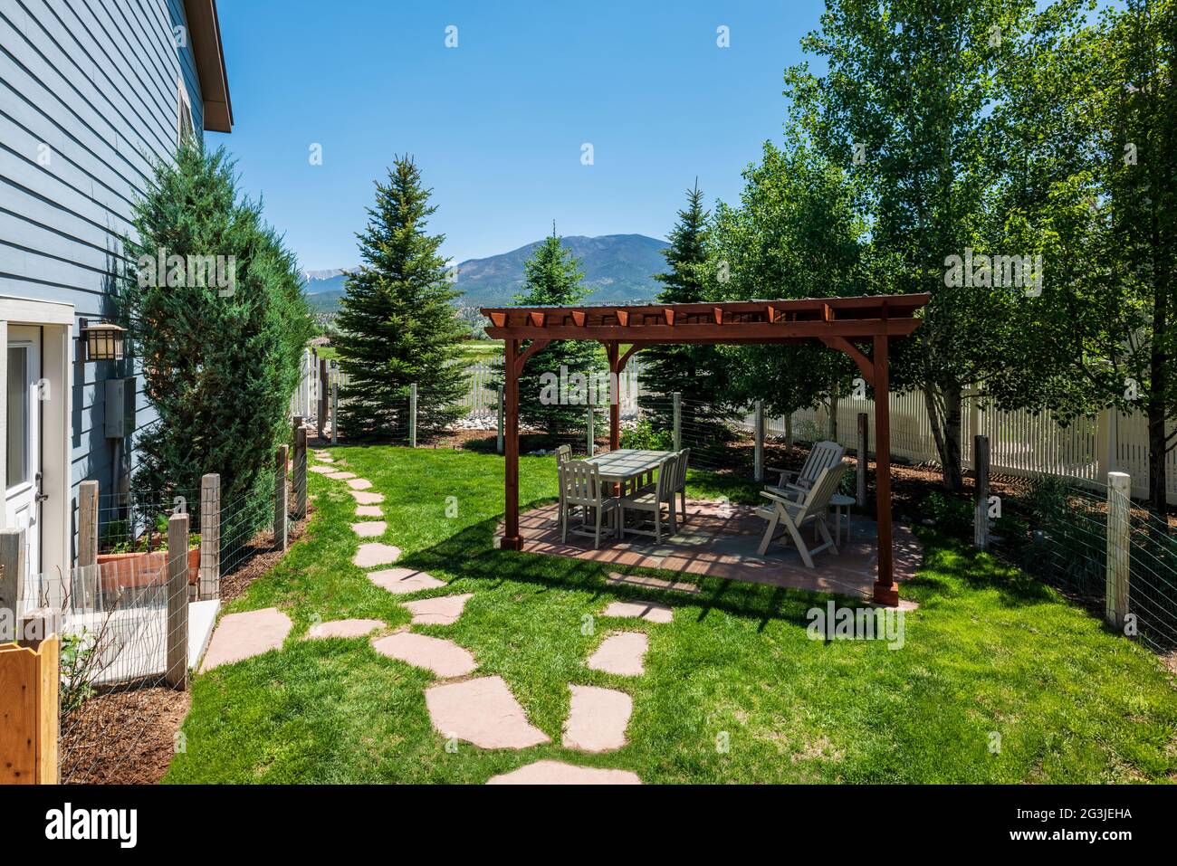Pergola en cèdre; patio en ardoise; meubles de jardin; cour arrière résidentielle Banque D'Images