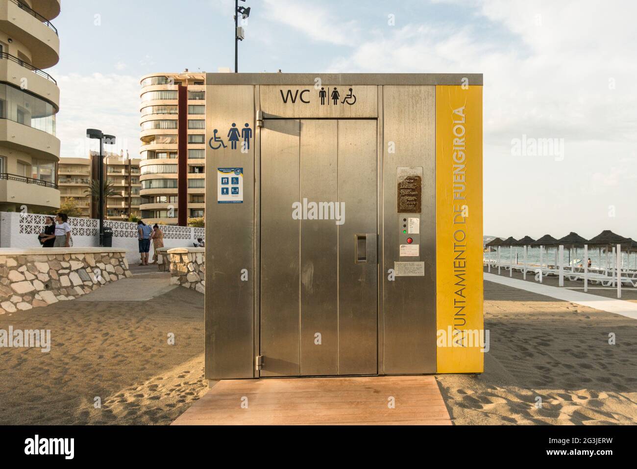 Cabine des toilettes publiques sur la plage, Fuengirola, Costa del Sol, au sud de l'Espagne Banque D'Images