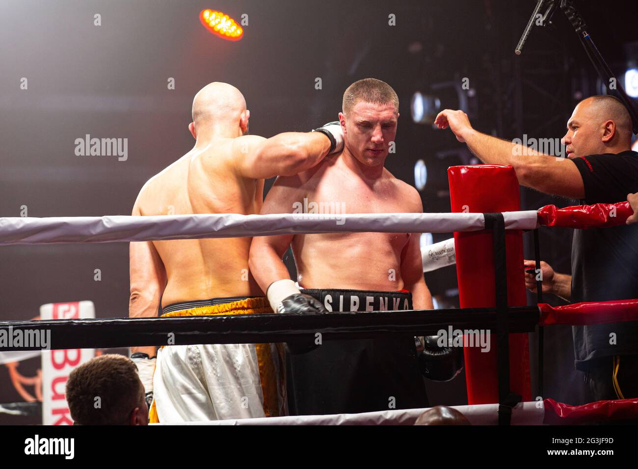 La perspective ukrainienne de boxe poids lourd Vlad Sirenko après avoir arrêté le 12 juin 2021 son adversaire français Newfel Ouatah au 4e tour de leur affrontement sans titre. Banque D'Images