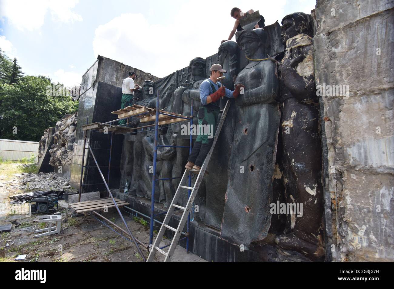 Lviv, Ukraine. 16 juin 2021. Les travailleurs séparent des parties du bas-secours du Monument de gloire.les travaux sur la liquidation du complexe soviétique du Monument de gloire militaire des forces armées de l'URSS se poursuivent à Lviv. Les travailleurs sont maintenant en train de démanteler six bas-reliefs de bronze sur le mur qui fait partie du complexe Monument de gloire. Ils coupent les bas-reliefs en morceaux et les transfèrent ensuite au Musée du territoire de la terreur. Le Monument de la gloire a été dévoilé à Lviv en mai 1970. (Photo de Pavlo Palamarchuk/SOPA Images/Sipa USA) crédit: SIPA USA/Alay Live News Banque D'Images