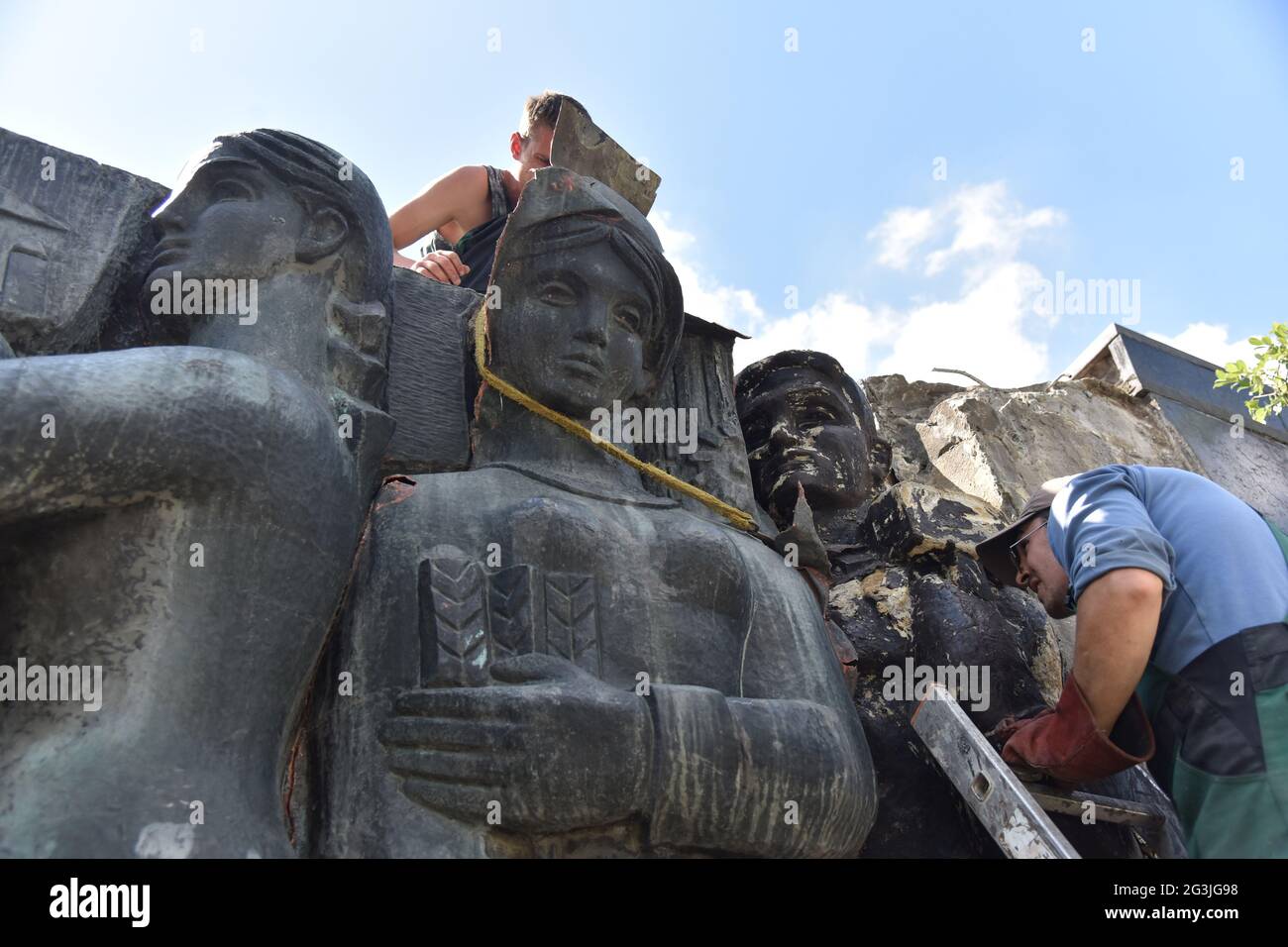 Lviv, Ukraine. 16 juin 2021. Les travailleurs séparent des parties du bas-secours du Monument de gloire.les travaux sur la liquidation du complexe soviétique du Monument de gloire militaire des forces armées de l'URSS se poursuivent à Lviv. Les travailleurs sont maintenant en train de démanteler six bas-reliefs de bronze sur le mur qui fait partie du complexe Monument de gloire. Ils coupent les bas-reliefs en morceaux et les transfèrent ensuite au Musée du territoire de la terreur. Le Monument de la gloire a été dévoilé à Lviv en mai 1970. (Photo de Pavlo Palamarchuk/SOPA Images/Sipa USA) crédit: SIPA USA/Alay Live News Banque D'Images