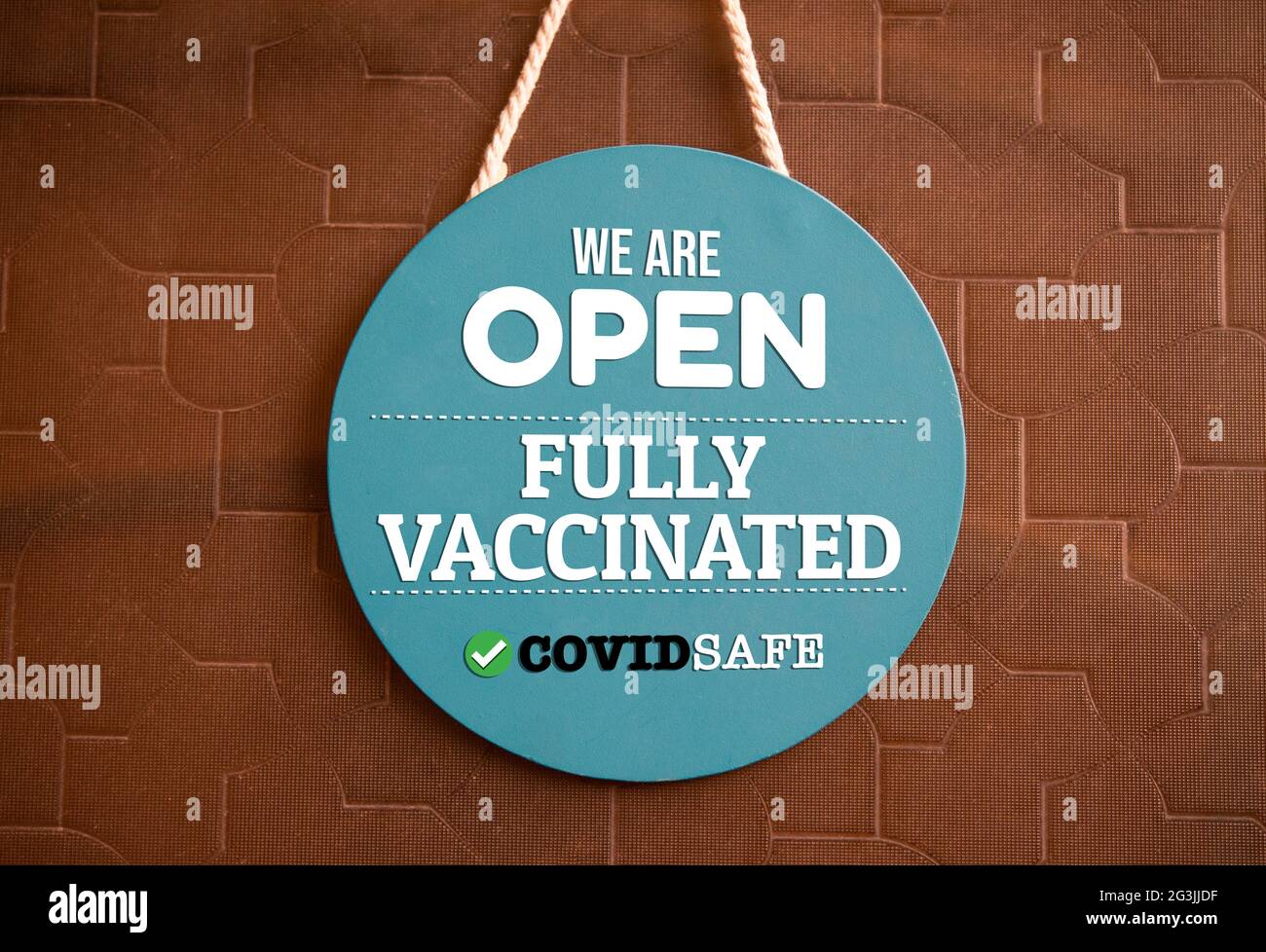 Nous sommes ouverts et tous les produits vaccinés dans l'avant du magasin. Banque D'Images