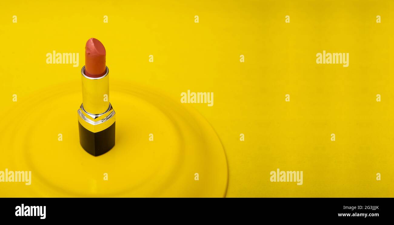 Rouge à lèvres isolé sur le modèle de bannière jaune. Banque D'Images