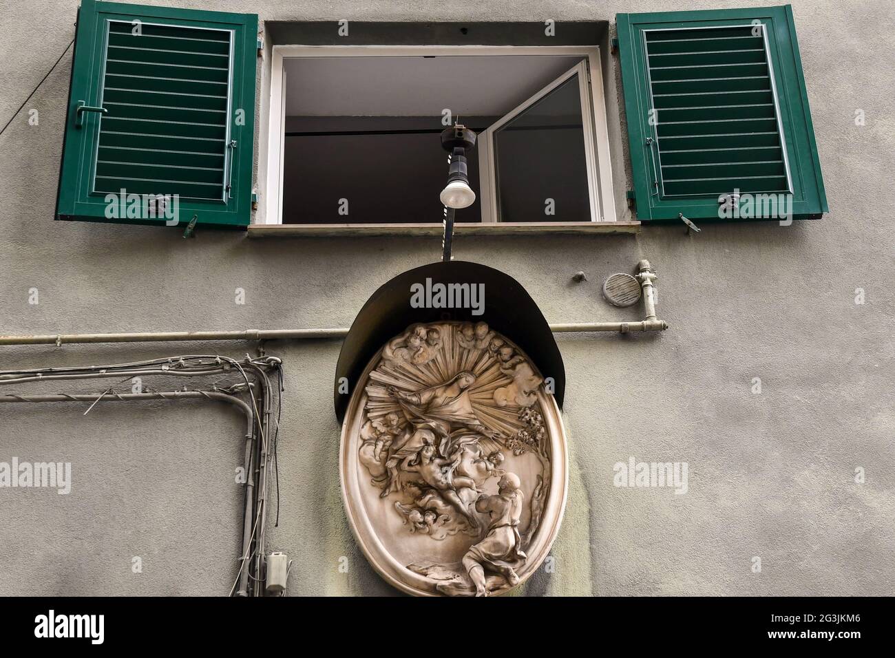 Vue rapprochée du sanctuaire votif dédié à notre-Dame de la Miséricorde (XVIIIe siècle) dans la via di Sarcereria, dans le centre historique de Gênes, Ligurie, Italie Banque D'Images