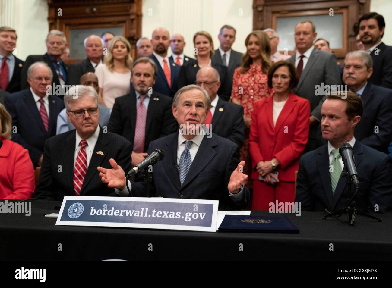 Austin, Texas, Etats-Unis, juin 16 2021 : dirigeants politiques du Texas, y compris Gov. GREG ABBOTT (c) et le lieutenant Gov. DAN PATRICK (l) annonce une campagne pour construire un mur frontalier sud avec le Mexique en utilisant une combinaison de fonds publics et privés. Abbott a exprimé sa frustration face à l'arrêt de la construction du mur du président Biden, ce qui, selon lui, a entraîné une explosion des chiffres de migration à la frontière. Crédit : Bob Daemmrich/Alay Live News Banque D'Images